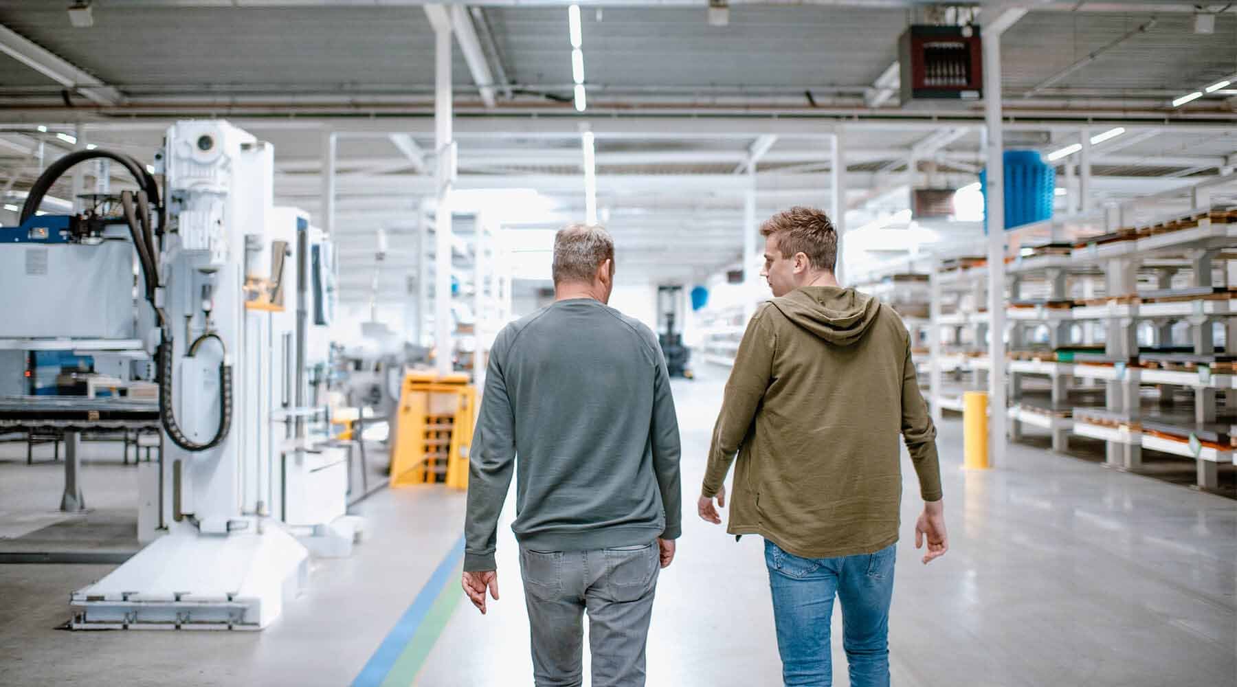 Personen in der Produktionshalle
