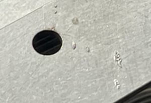 Rost und Laserspritzer auf Blech