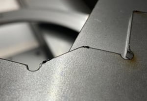 Rost und Laserspritzer auf Blech